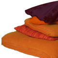 rote und gelbe Kissen und Decken